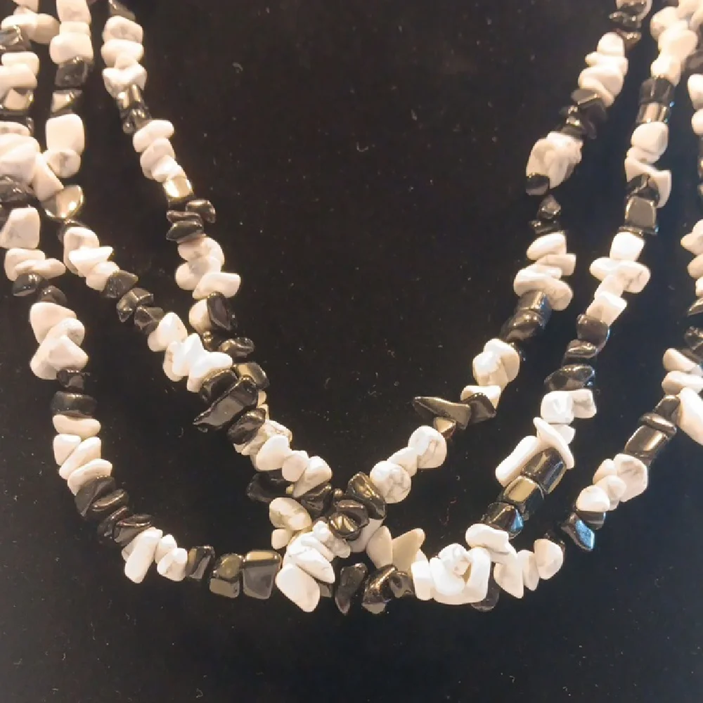 NWT. Beautiful Black and White Multi-strand Beaded Necklace - Picture 5 of 5